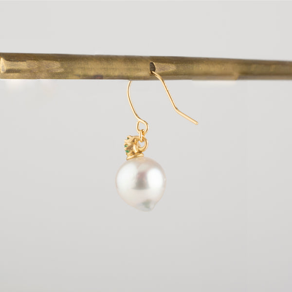 Limited Collection - ballon  akoya pearl emerald hook earrings