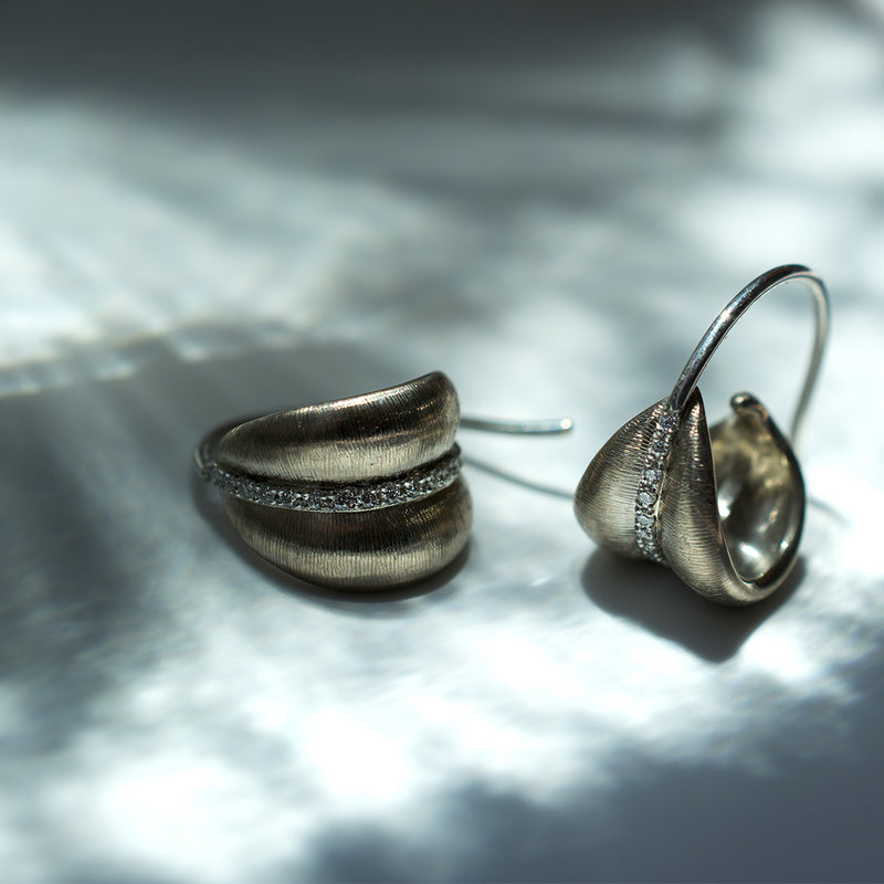 benjamin baroque earrings (K18 white gold)
